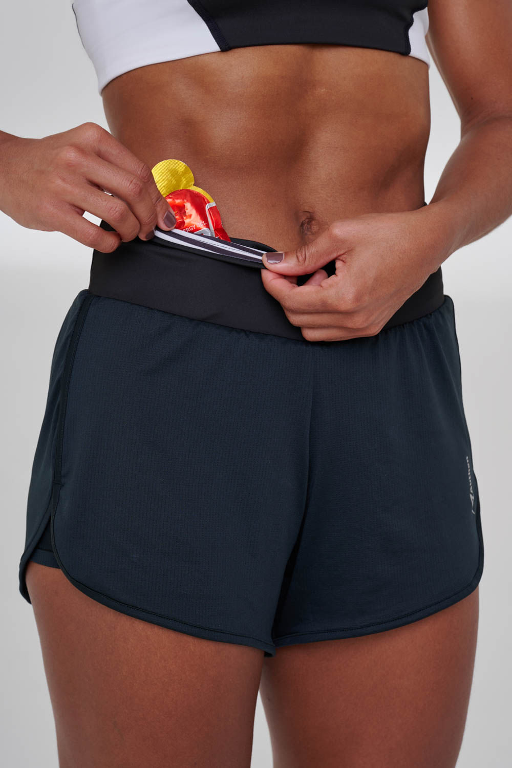 SHORT COM BERMUDA ESSENTIAL RUN AGILITY 1 BOLSO 8CM 4